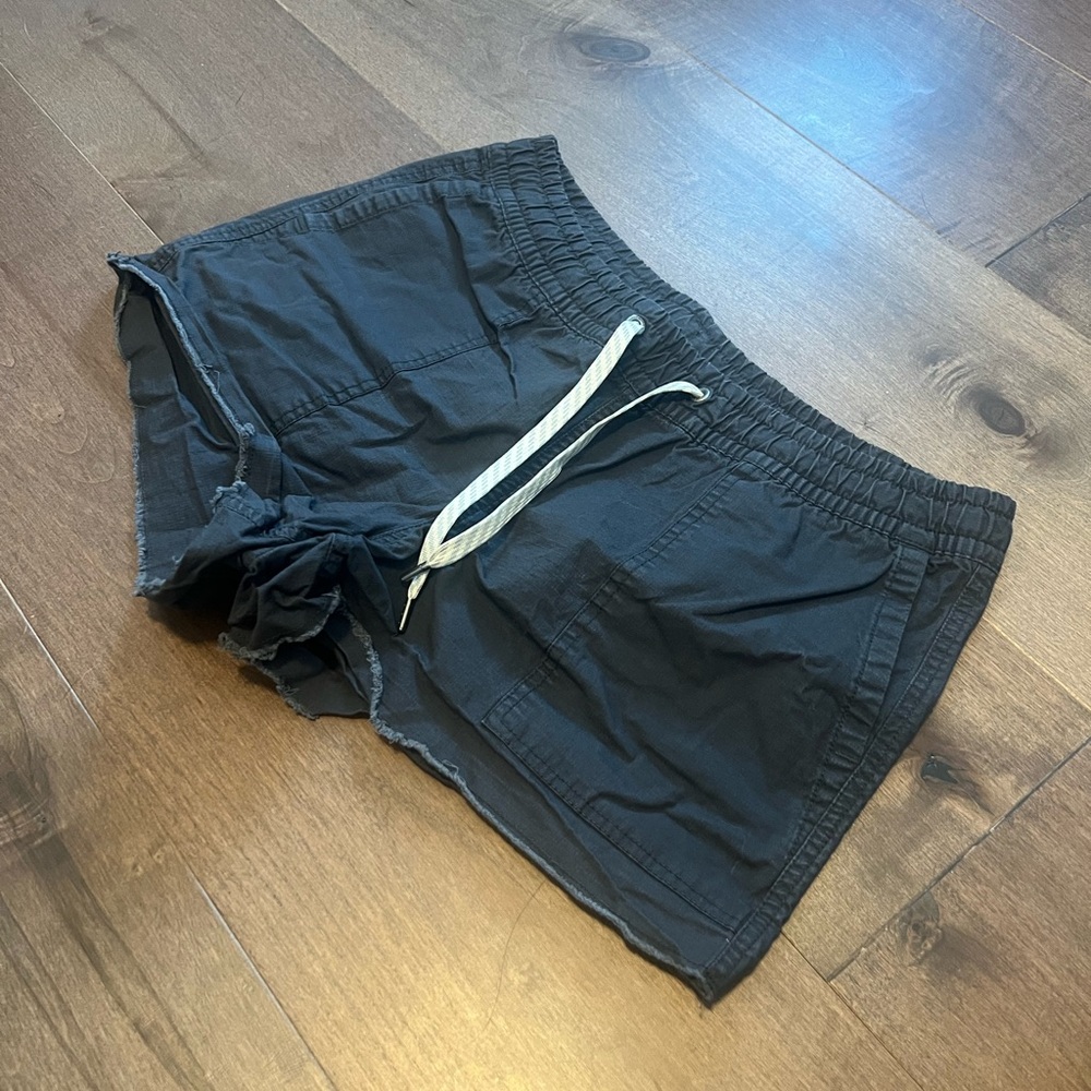 Vuori Women’s Distressed Shorts size Small